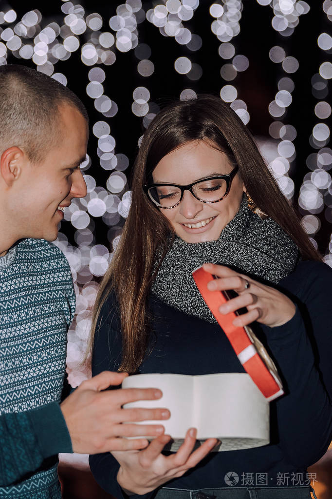 年轻夫妇带着礼物一起打开盒子.