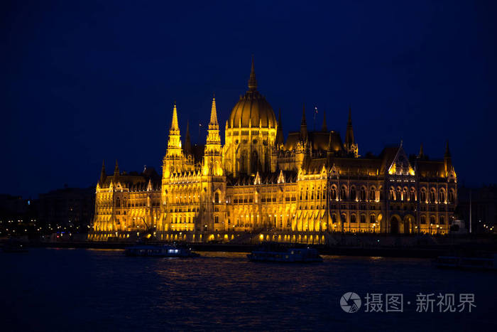 布达佩斯议会夜间灯光景观