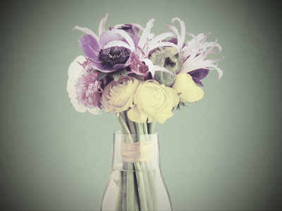 在模糊的背景花瓶里的花束