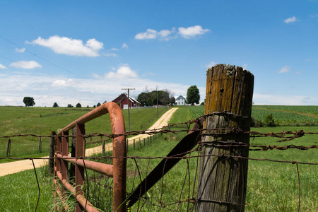 农村旧木柱和生锈的倒钩线。 伊利诺伊州奥格尔县