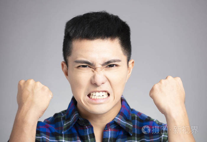 一个愤怒而疯狂的亚洲男人照片-正版商用图片16vdy0-摄图新视界
