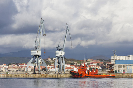维拉加西亚商业港的起重机和拖船
