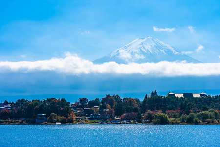 秋季环湖枫叶树的富士山美景