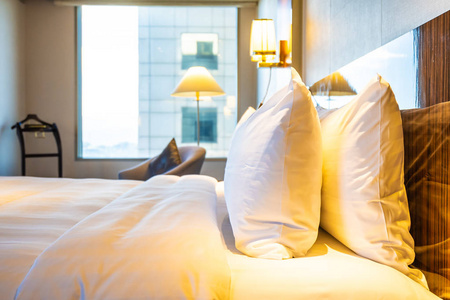 床上舒适的白色枕头，卧室内部有灯光装饰