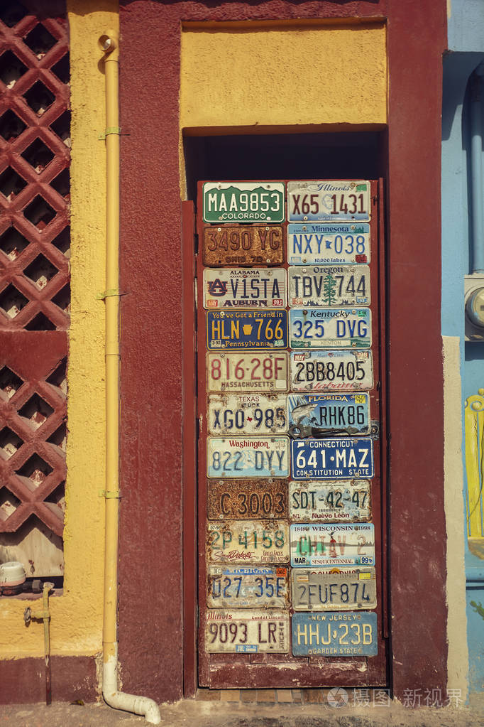 墨西哥伊斯拉穆杰雷斯的彩色车门装饰着车牌