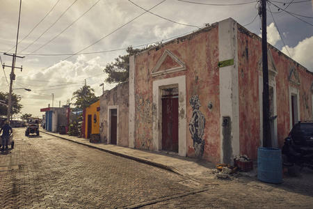 破败的小屋是墨西哥伊斯拉穆杰雷斯两条小街道的交汇处