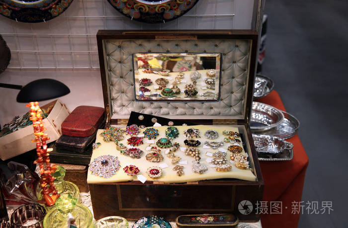 一个带镜子的旧手提箱在跳蚤市场上有一件漂亮的古董珠宝