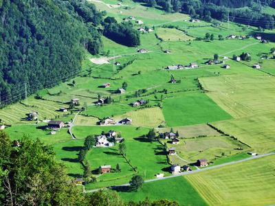 林斯河谷或瑞士格拉鲁斯州林斯谷的农场和牧场照片