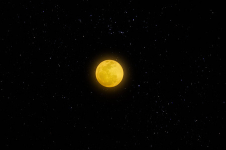 橙色的满月在黑暗的夜晚与星星。