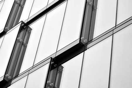 玻璃墙的外部,具有抽象的纹理.又黑又白.照片