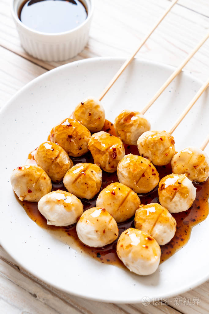 烤猪肉丸子,配甜辣酱