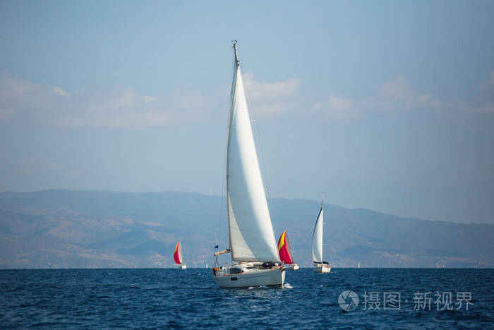 在希腊爱琴海的雷加塔游艇上航行豪华游艇。