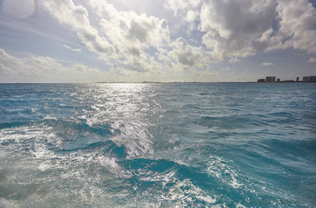 从船上看到的带小波浪的加勒比海