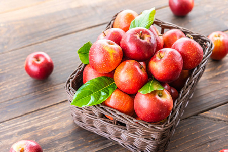 篮子红苹果图片