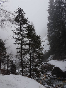 山峡冬季早晨的景观。