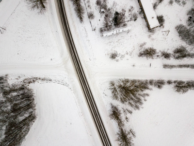 冬天有白线的笔直乡间公路