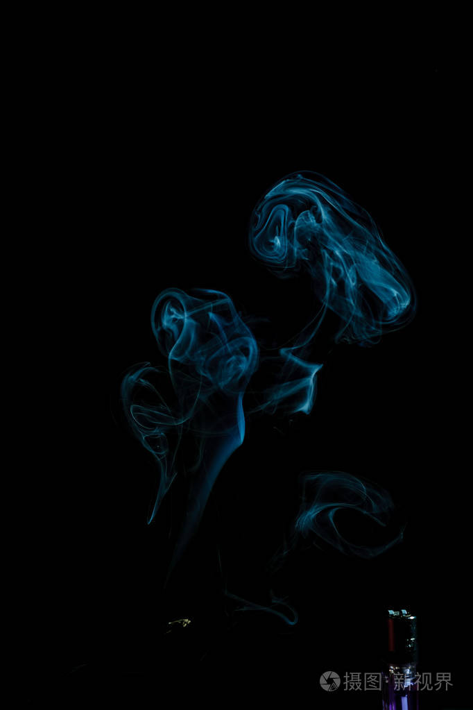在黑色背景下近距离观看烟雾照片-正版商用图片16vn38-摄图新视界