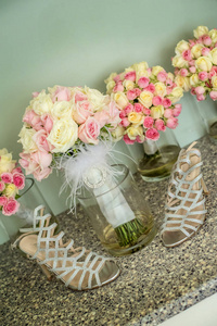 婚礼装饰与玫瑰和新娘鞋。