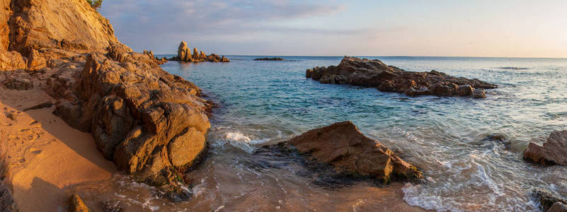 日出时马略卡岛的洛基海滩。西班牙海景