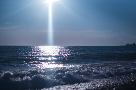 蓝色的大海和明亮的太阳在天空中照片