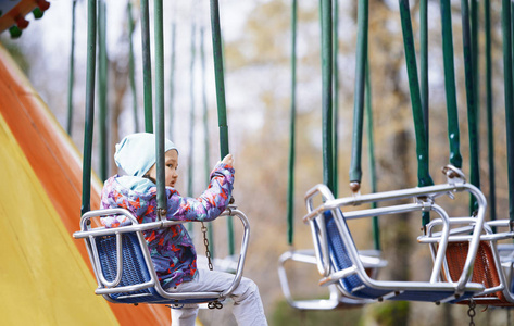 一个骑着车荡秋千的小孩玩摇摆木马的家庭水彩画复古圣诞玩具-木马