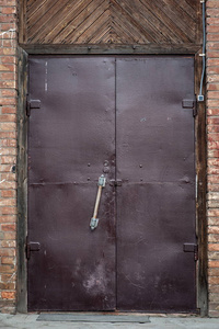 旧砖房里的老式旧门