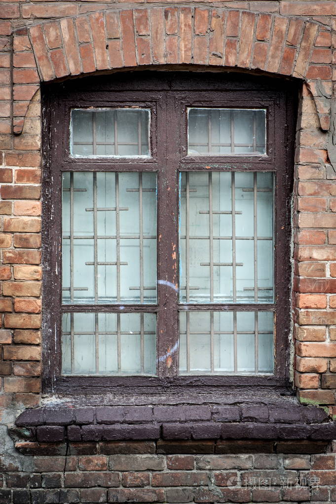 砖房里的老式旧窗户