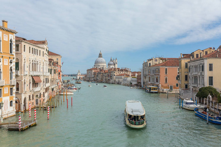 意大利威尼斯2018年3月20日意大利威尼斯著名的大运河与圣玛丽亚德拉敬礼。