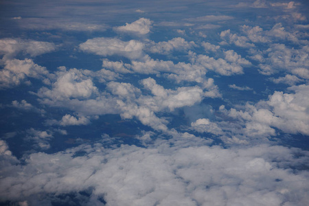 蓝天和云彩从一架飞行飞机的窗户。 见上图。