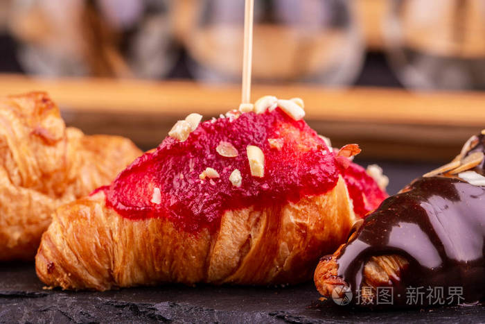 深红色果冻加牛角面包和坚果