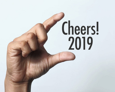 用手欢呼2019年。 新年是公历中的第一天