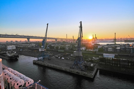 圣彼得堡俄罗斯2018年10月15日货河港口与铁路汽车在圣彼得堡从甲板上的游船