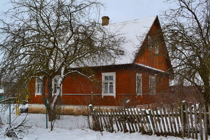 古老的木制传统俄罗斯房子格勒纳丁色白俄罗斯的老式村庄