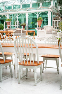 餐厅里空桌子和椅子