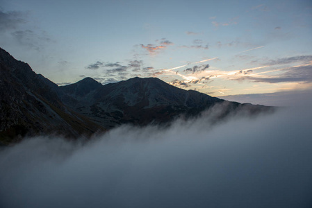 斯洛伐克登山山谷上空的云雾