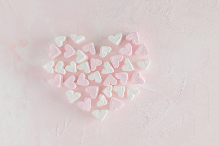情人节最小概念粉红色和白色的心棉花糖在粉彩背景复制空间顶部视图。