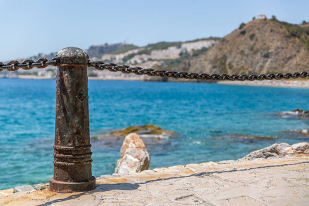 在西班牙南部美丽的海滩上制造障碍的金属护柱和铁链照片