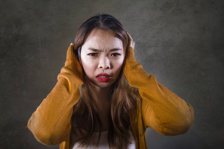 年轻,疯狂,绝望,悲伤的亚洲女性,抱着她的头,沮丧,沮丧,痛苦和痛苦,在