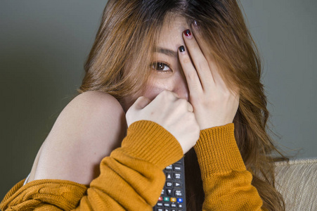 拿着遥控器图片