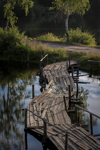农村一条河上的旧木桥