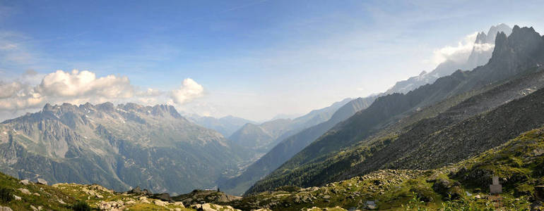 从法国查蒙尼山谷的AiguilleDuMid i山俯瞰大景观