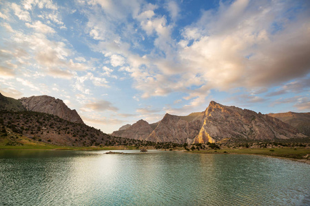 美丽宁静的湖泊在范恩斯山帕米尔的分支在塔吉克斯坦。