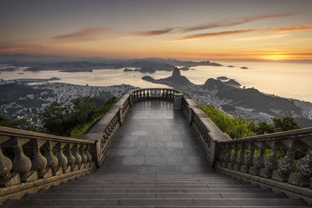 美丽的风景，可以看到城市的山脉和一个空的探视区，从基督救赎者雕像克里斯托雷登托在科科瓦多山莫罗多科科瓦多顶部，在里约热内