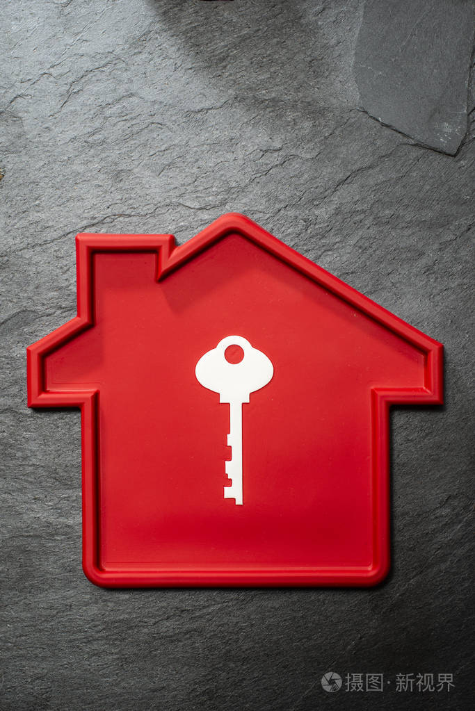 红色的房子形状和白色的钥匙. 住房和建筑概念. 房地产概念.