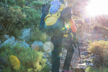 人们在山里徒步旅行