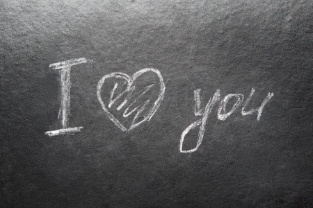 我爱你用白色粉笔在黑色黑板缬草日的文字