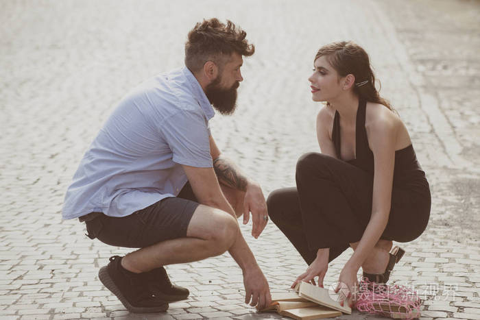 男人和女人坠入爱河.带着胡子的男人和可爱的女人在街上相遇.