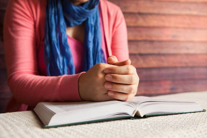 美丽的年轻女子读圣经,祈祷宗教和基督教的概念