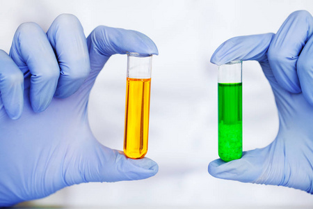 医学。做化学实验的实验室技术员。关闭实验室中的科学家检查试管