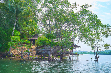 山上的旧房子和缅甸Kangy河ChaungTha区钓鱼尼帕小屋的骨架。